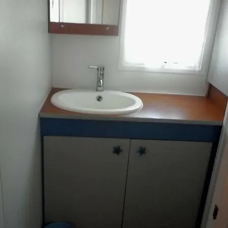 Mobil Confortable Dans Camping Convivial