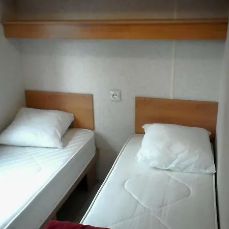Mobil Confortable Dans Camping Convivial *
